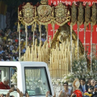 El papa Benedicto XVI saluda desde el papamóvil a su paso ante la imagen del paso "La Soledad de la Virgen", escultura de la Virgen de la Regla, final del viacrucis.