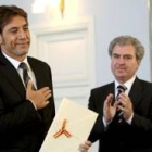 Javier Bardem, tras recibir de César Antonio Molina el premio