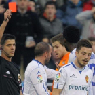 Gil Manzano expulsa a un futbolista en un Zaragoza-Valencia jugado en La Romareda.