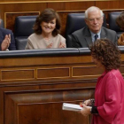 La ministra de Hacienda, María Jesús Montero, pasa ante la bancada del Gobierno en el debate de Presupuestos.