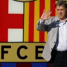 Tata Martino posa ante el escudo barcelonista, a su llegada a las oficinas del club azulgrana.