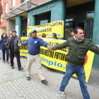 La plataforma Bierzo Aire Limpio organiza una cadena humana en forma de protesta por la incineración de residuos en la cementera Cosmos de Toral de los Vados
