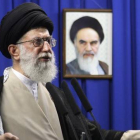 El ayatolá Jamenei, líder supremo de Irán, en un sermón en el 2009.