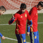 Costa, en el centro, durante el entrenamiento de ayer, antes de abandonar la concentración. J. C. HIDALGO