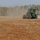 Un tractor trabaja el campo en Matallana de Valmadrigal