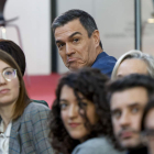 Pedro Sánchez este lunes rodeado de estudiantes de Arquitectura. CHEMA MOYA