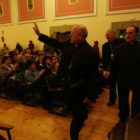 Blázquez saluda al público con monseñor Julián López a sus espaldas