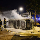 Los bomberos trabajan en la extinción de un coche durante los disturbios en Nantes. FRANCK DUBRAY