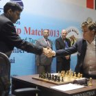 Carlsen saluda al jugador indio Anand.