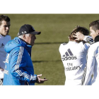 Carlo Ancelotti da instrucciones a los jugadores Gareth Bale y Cristiano Ronaldo.