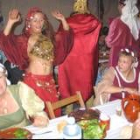 La cena medieval estuvo ambientada por teatro y danza del vientre