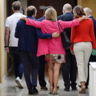 Casado se abraza a los consejeros de Cultura y de Empleo en los pasillos de las Cortes. NACHO GALLEGO