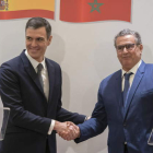Pedro Sánchez estrecha la mano del primer ministro marroquí tras firmar el acuerdo. JALAL MORCHIDI
