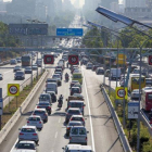 Circulación densa en una de las entradas de Barcelona por la avenida Diagonal.