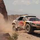 Carlos Sainz y su copiloto Lucas Cruz, con su Peugeot en la tercera etapa del Dakar.