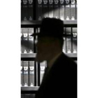 Un judío camina ante archivos con datos de víctimas del nazismo