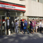 Cola de parados ante una oficina de empleo.