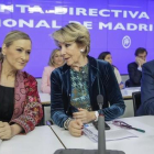 La presidenta del PP de Madrid, Esperanza Aguirre, y otros dirigentes del partido conservador, este viernes en la junta directiva regional.