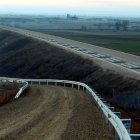 Primer lote de traviesas distribuido en la plataforma de León.