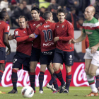 Los futbolistas de Osasuna celebran la victoria ante el Athletic de Bilbao.