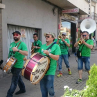 Charangada de aficionados recorriendo las calles por la mañana en Astorga