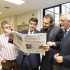 Lago enseña el Diario a Zapatero en 2011, junto a Norberto Cabezas y Santiago Sarmiento. jesús f. salvadores