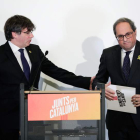 Puigdemont y Torra tras la reunión de Junts per Catalunya en un hotel de Bruselas. STEPHANIE LECOCQ