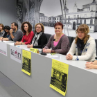 La concejala Aurora Baza, ayer con los representantes de la oenegé AI. RAMIRO