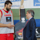 Marc Gasol conversa con Miguel Cardenal durante la concentración de España para preparar los Juegos. CHEMA MOYA