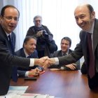 Francois Hollande estrecha la mano de Alfredo Pérez Rubalcaba.