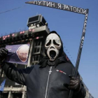 Un manifestante lleva un monigote que representa a Putin en una protesta en Kiev, el domingo.