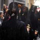 Mujeres tocadas con mantilla durante una procesión.