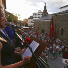 Pilar Blanco, en su intervención desde el balcón del Ayuntamiento de Bembibre.