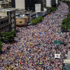 La manifestación antichavista, una de las dos que hubo ayer en la capital venezolana. MIGUEL GUTIÉRREZ
