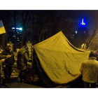 Un grupo de manifestantes levanta barricadas y tiendas en Kiev, este lunes de madrugada.