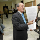 El presidente de la Audiencia de Valladolid, Feliciano Trebolle, enseña el fallo a los medios.