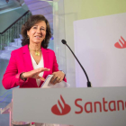 El presidente ejecutivo de Inditex, Pablo Isla. A la derecha, la presidenta del Banco Santander, Ana Botín. CABALAR / PEDRO PUENTE HOYOS