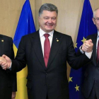 Poroshenko, junto a Van Rompuy y Barroso, este viernes, en Bruselas.