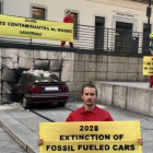 Greenpeace empotra un coche en el Reina Sofia contra la contaminación.