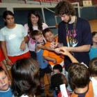 Pau Gasol, ayer con un grupo de niños en el pabellón de Hospitalet