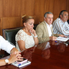 Gutiérrez e Isabel Carrasco, ayer, con otros concejales.