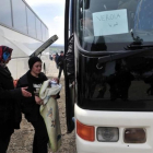 Dos mujeres se disponen a subir a un autocar en el campamento de Idomeni.