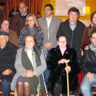 Algunos homenajeados y familiares de otros, con el alcalde y representantes municipales.