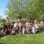 Los alumnos y las autoridades en el lugar de la plantación de árboles