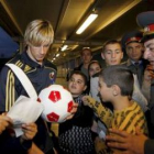 Fernando Torres firma autógrafos a su llegada a Ereván.