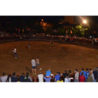 Imagen de la suelta de vaquillas en la plaza de toros de Villamañán durante la fiesta de Los Cachones, que suele registrar una masiva afluencia de aficionados. MEDINA