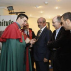 Un momento del nombramiento de Santos Llamas, Antonio Colinas y Roberto Brasero.