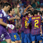 Los jugadores del Barcelona celebran uno de los tres goles de Lionel Messi ante el Osasuna.