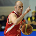 Bernabé marca una jugada durante un partido.
