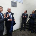 Manuel Rodríguez, junto al alcalde, ayer tras descubrir una placa conmemorativa del 50 aniversario